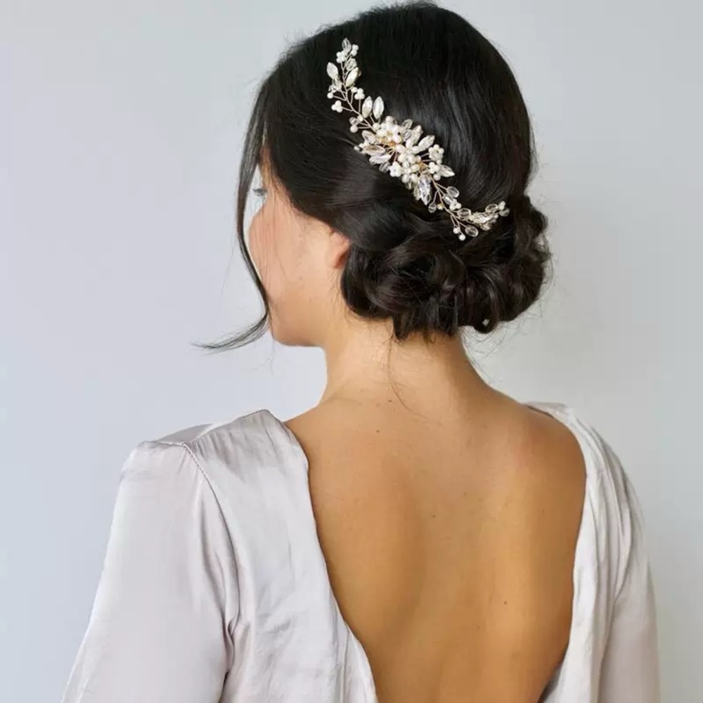 Elegant Pearl and Gold Hair Accessory